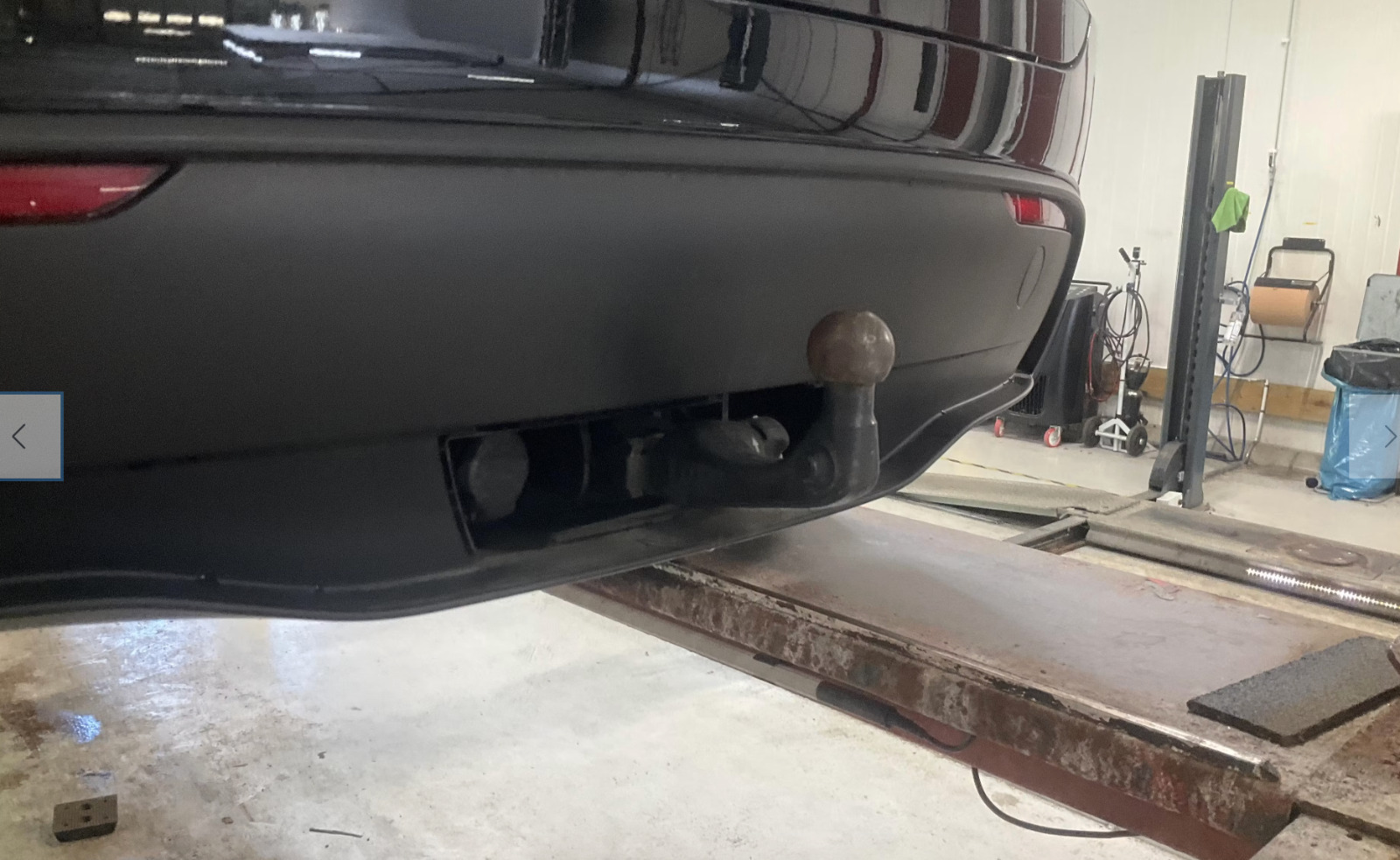 Sort Tesla Model Y fra 2024