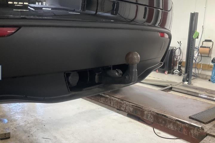 Sort Tesla Model Y fra 2024