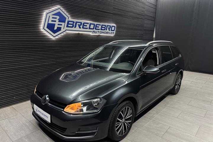 Grå VW Golf VII fra 2017