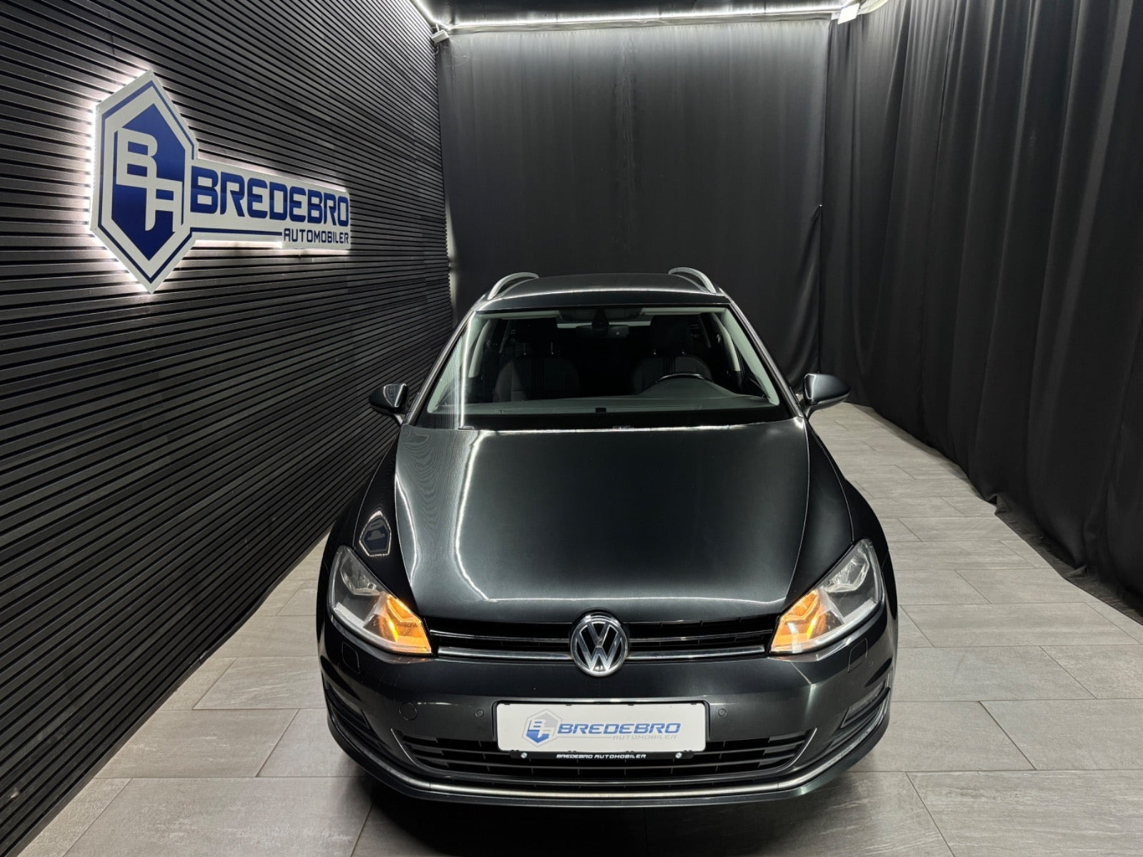 Grå VW Golf VII fra 2017