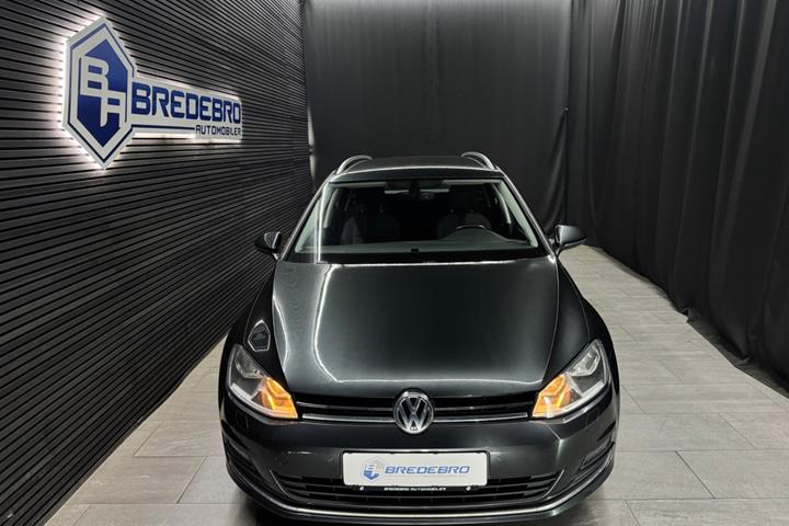Grå VW Golf VII fra 2017