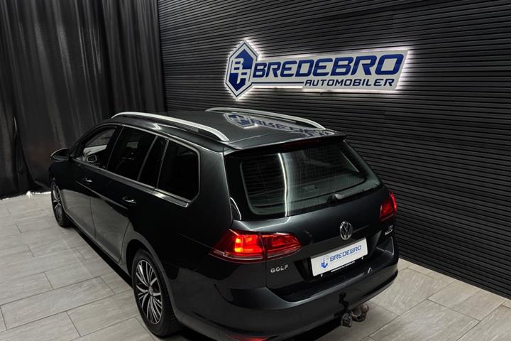 Grå VW Golf VII fra 2017