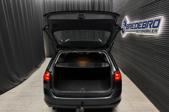 Grå VW Golf VII fra 2017