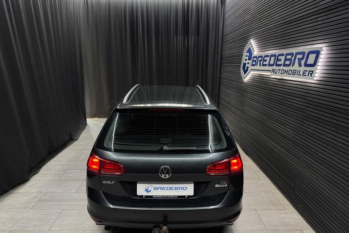 Grå VW Golf VII fra 2017