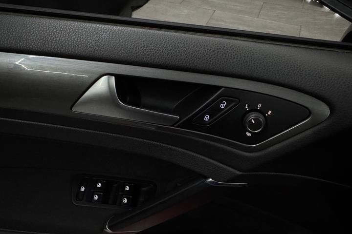 Grå VW Golf VII fra 2017