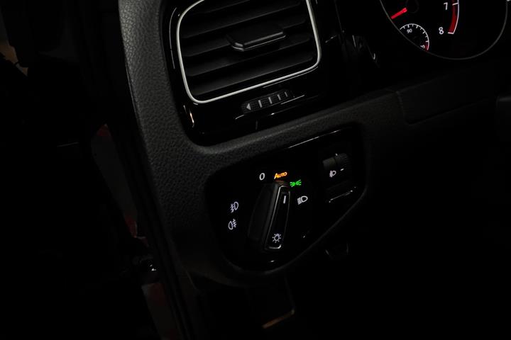 Grå VW Golf VII fra 2017