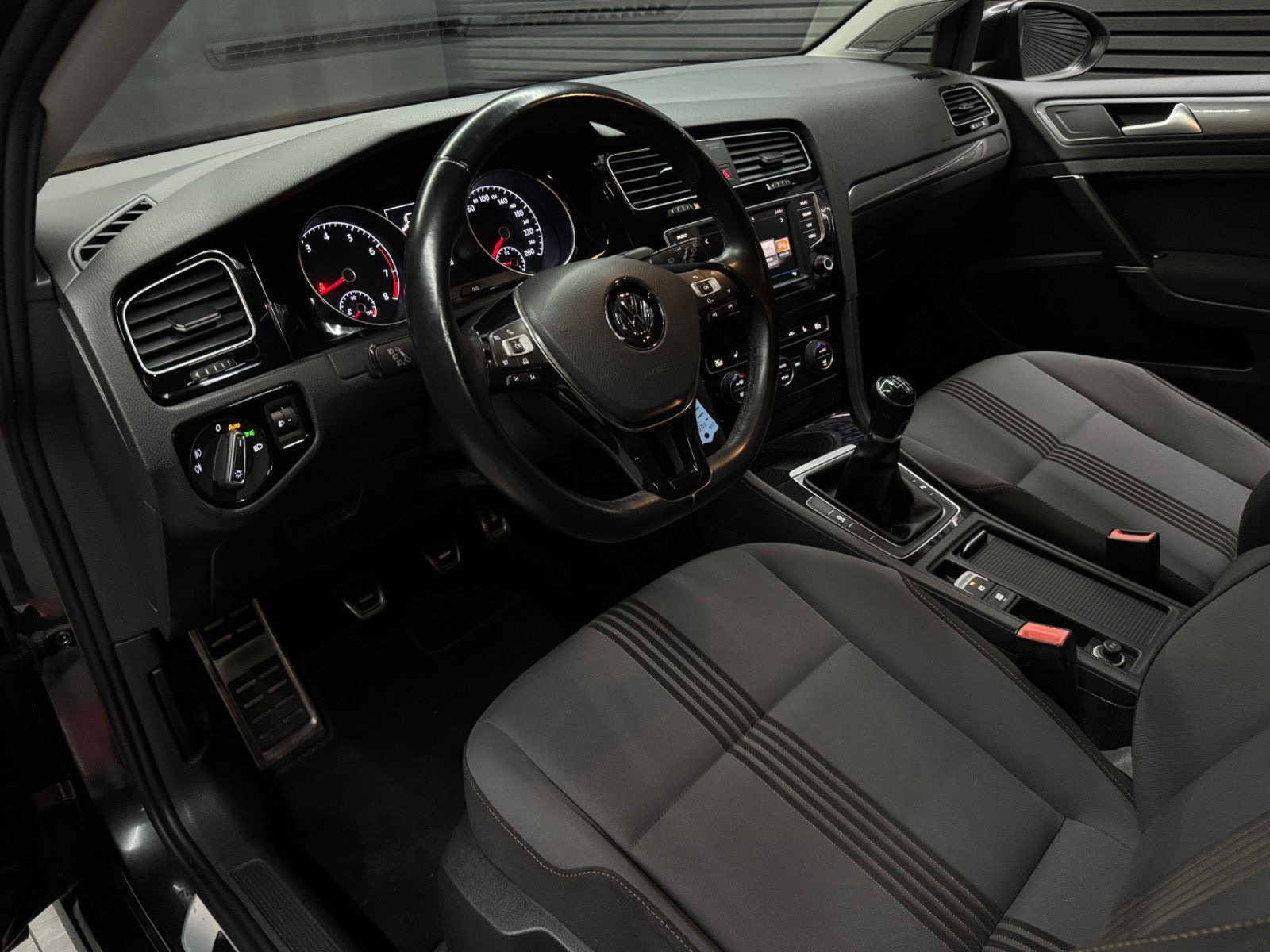 Grå VW Golf VII fra 2017