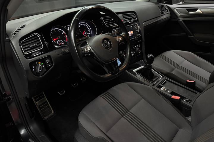 Grå VW Golf VII fra 2017