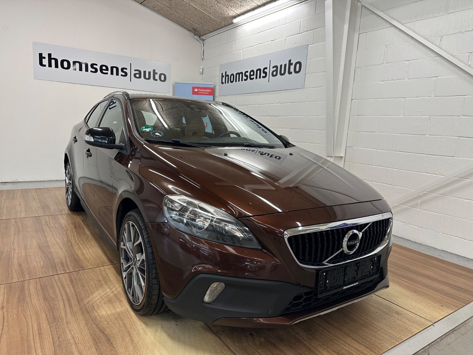 Brun Volvo V40 CC fra 2017