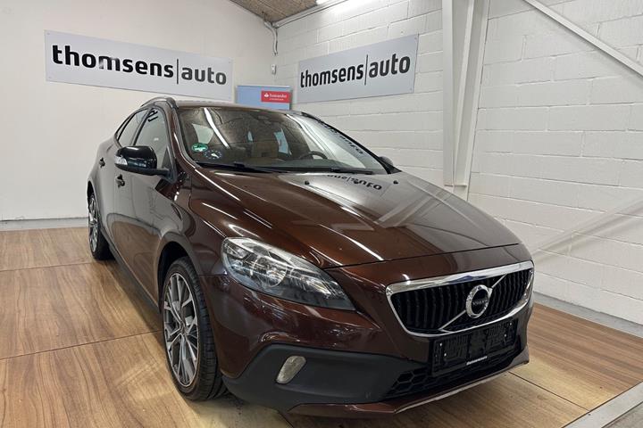 Brun Volvo V40 CC fra 2017