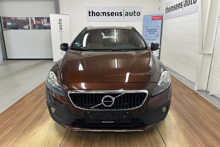 Brun Volvo V40 CC fra 2017