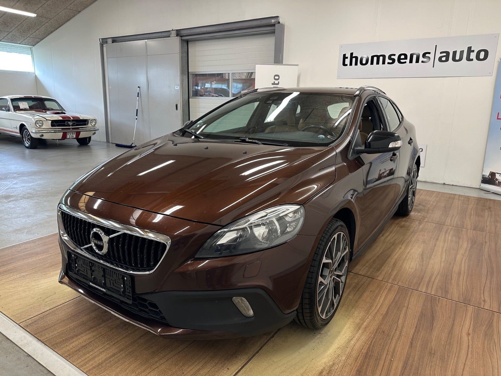 Brun Volvo V40 CC fra 2017