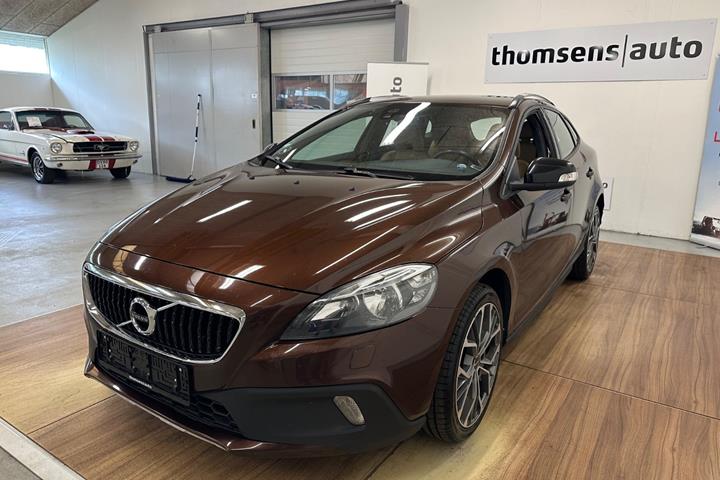 Brun Volvo V40 CC fra 2017