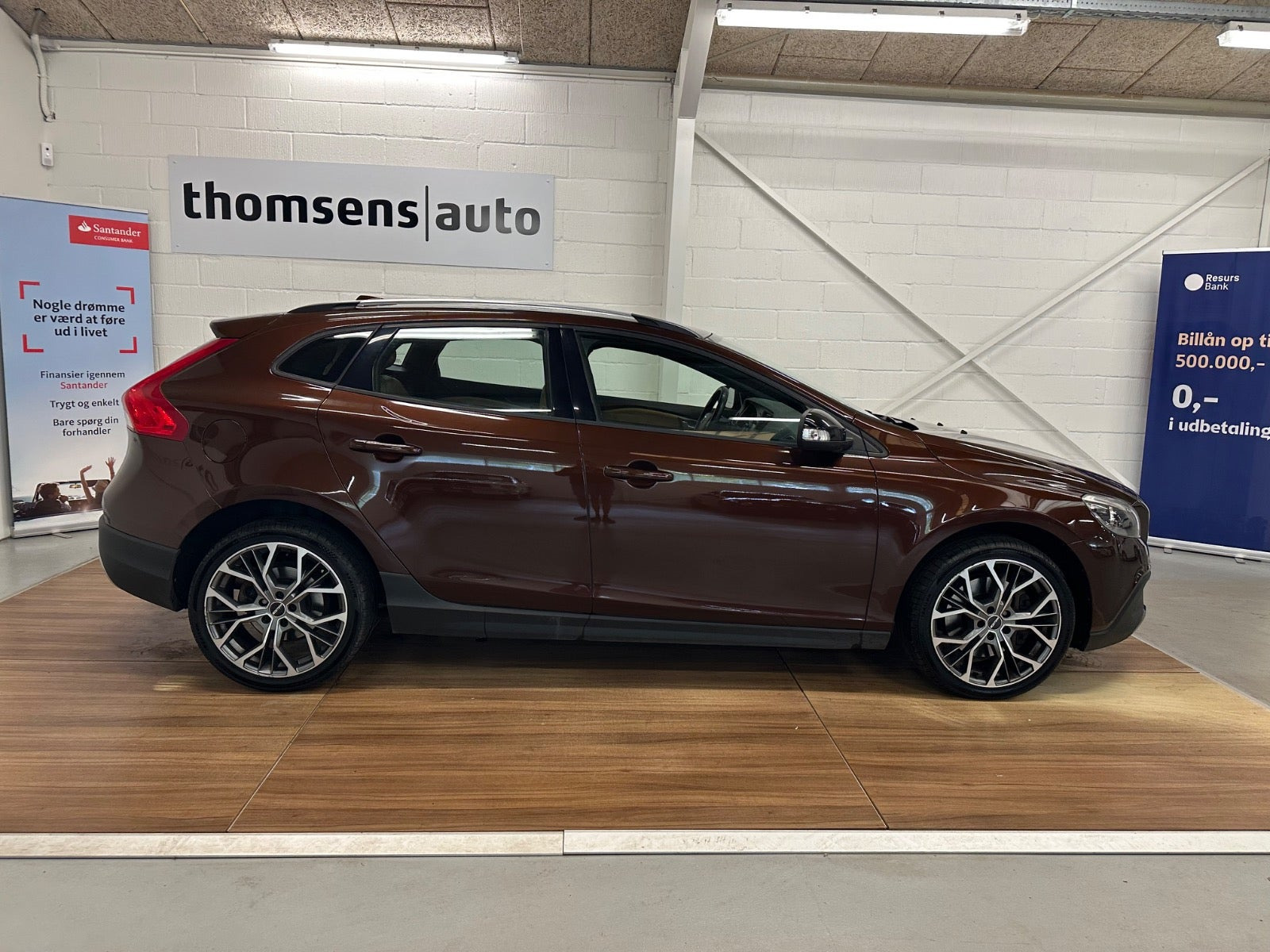 Brun Volvo V40 CC fra 2017