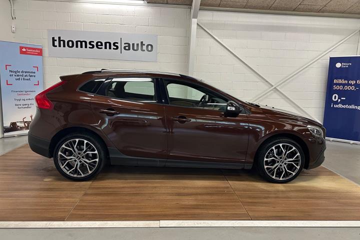 Brun Volvo V40 CC fra 2017