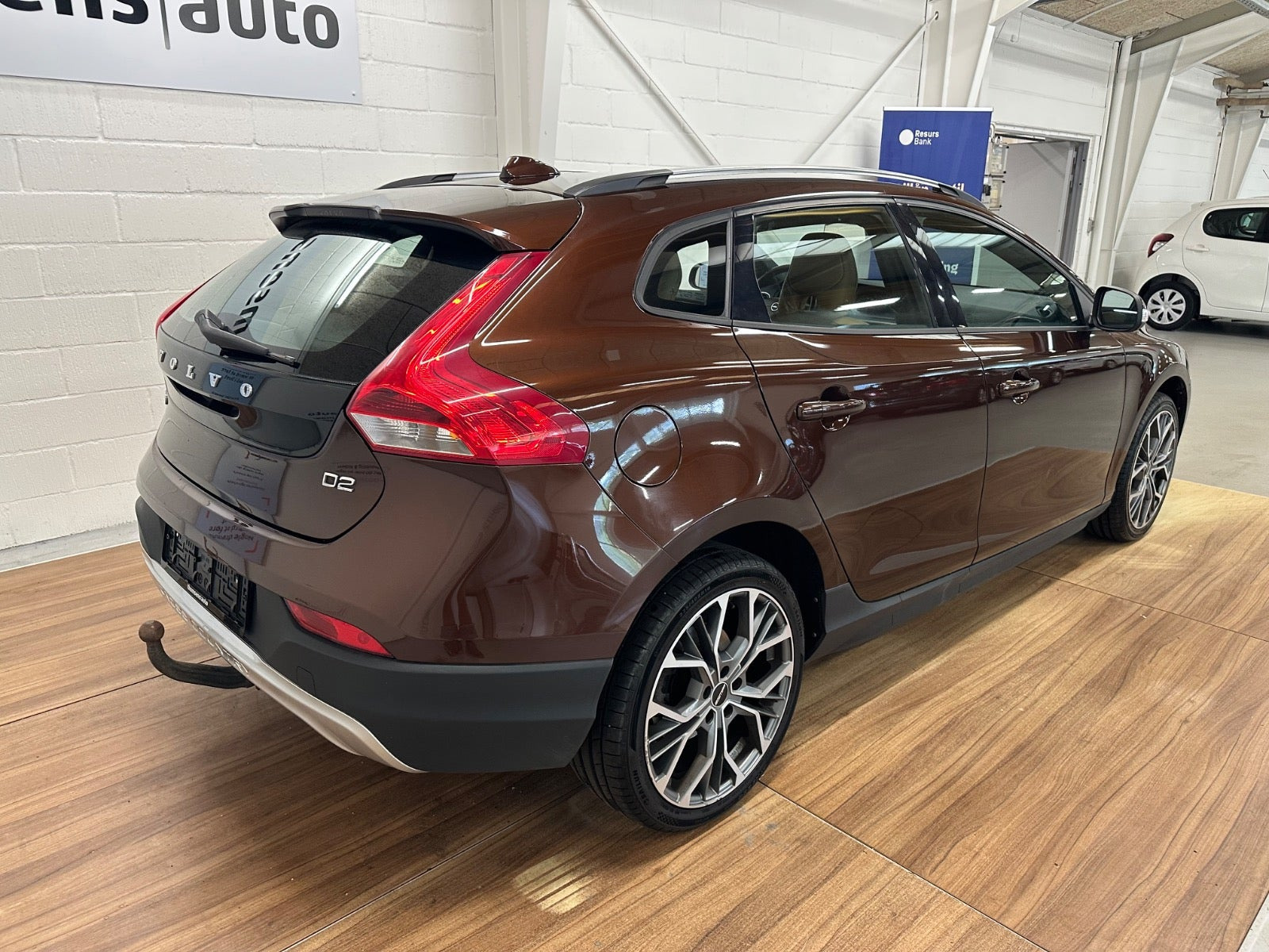 Brun Volvo V40 CC fra 2017