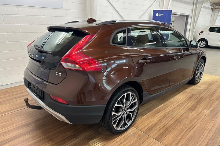Brun Volvo V40 CC fra 2017