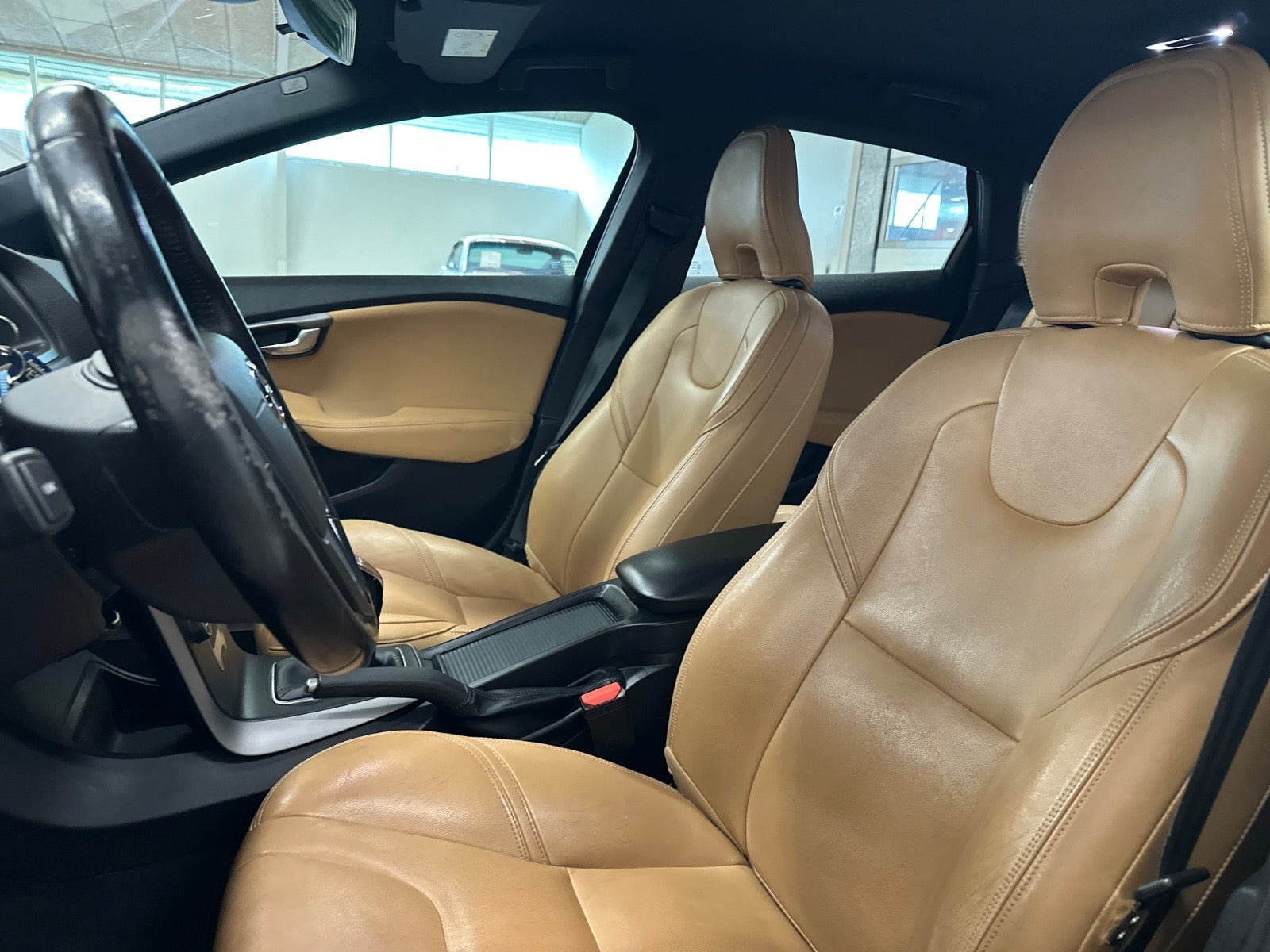 Brun Volvo V40 CC fra 2017