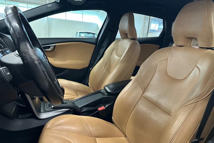 Brun Volvo V40 CC fra 2017