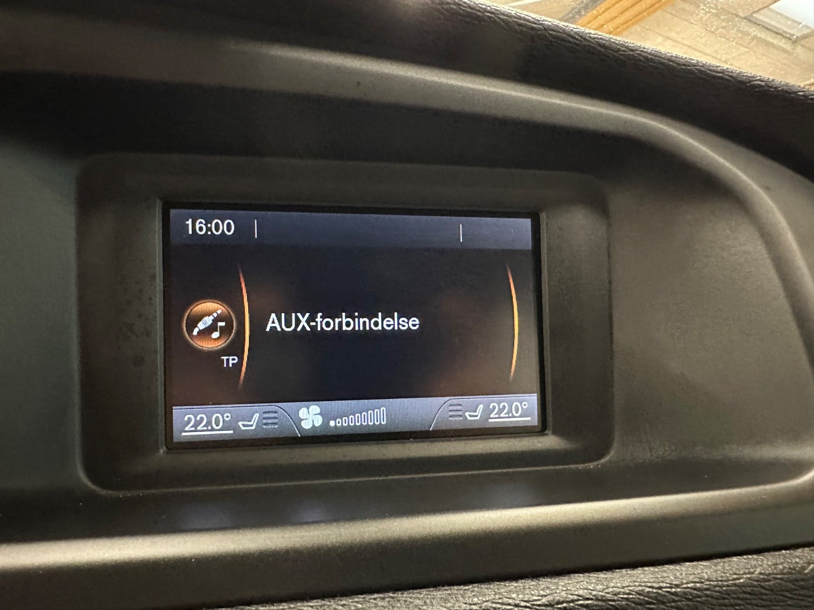Brun Volvo V40 CC fra 2017