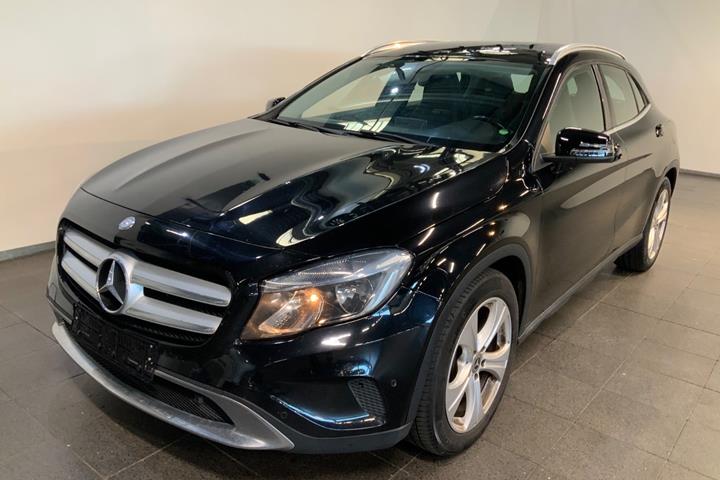 Sort Mercedes GLA220 fra 2015 set udefra