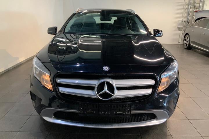 Sort Mercedes GLA220 fra 2015 set udefra