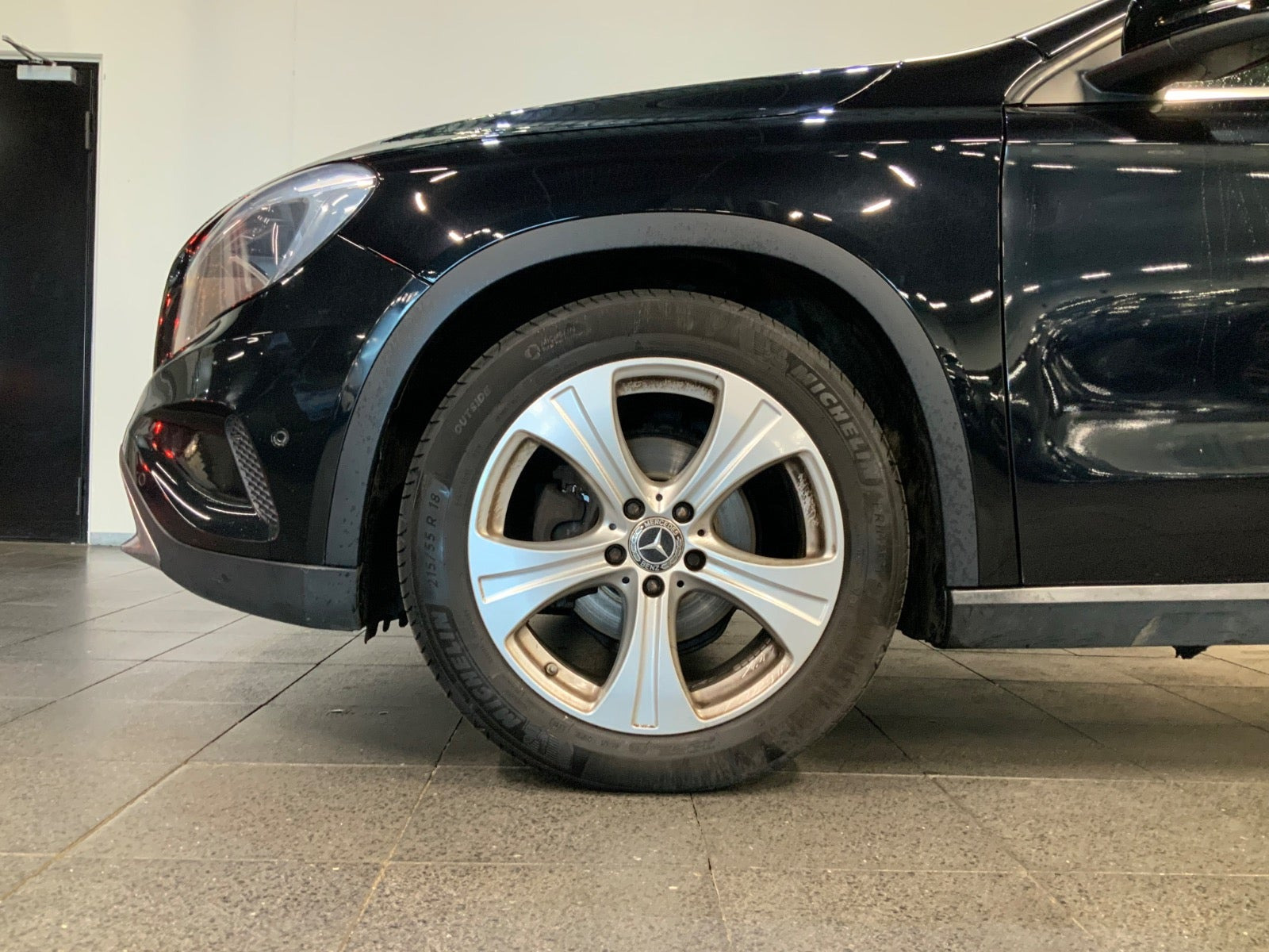 Sort Mercedes GLA220 fra 2015 set udefra
