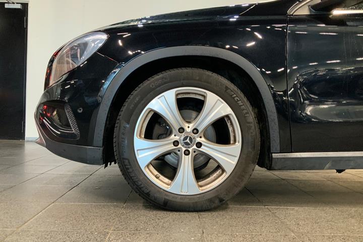 Sort Mercedes GLA220 fra 2015 set udefra