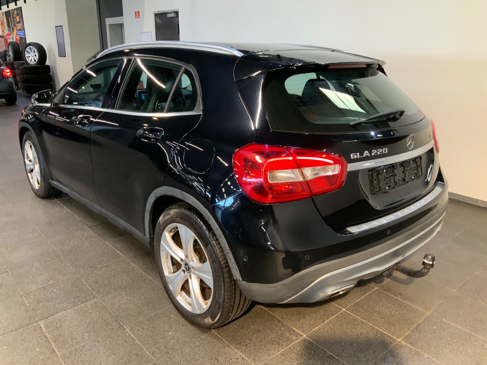 Sort Mercedes GLA220 fra 2015 set udefra