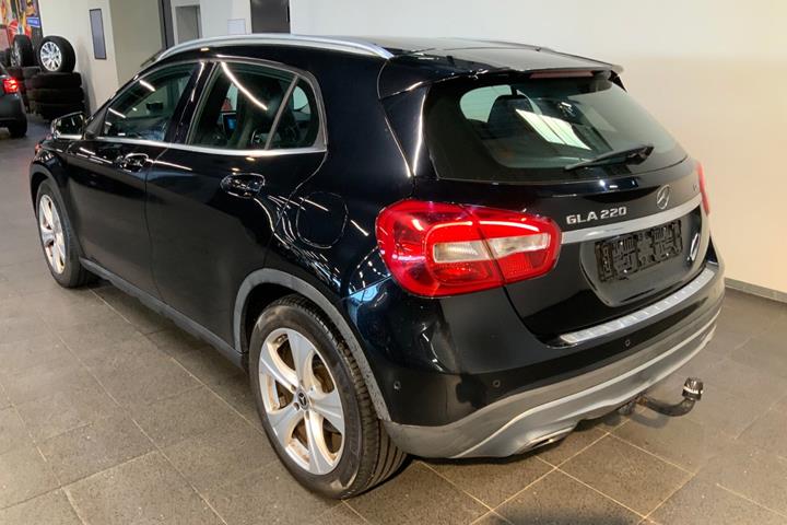 Sort Mercedes GLA220 fra 2015 set udefra