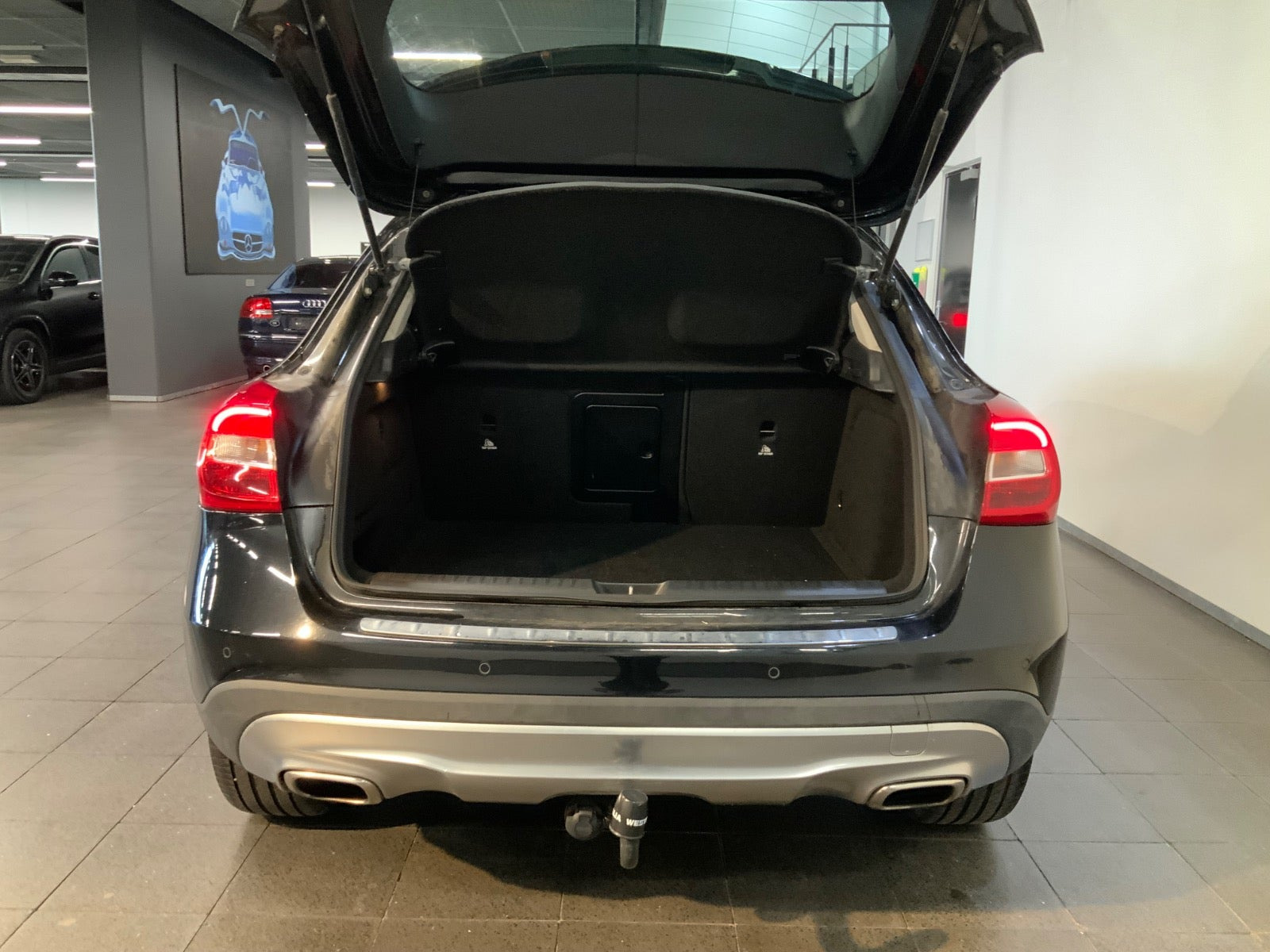 Sort Mercedes GLA220 fra 2015 set udefra
