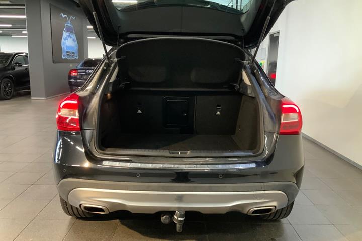 Sort Mercedes GLA220 fra 2015 set udefra