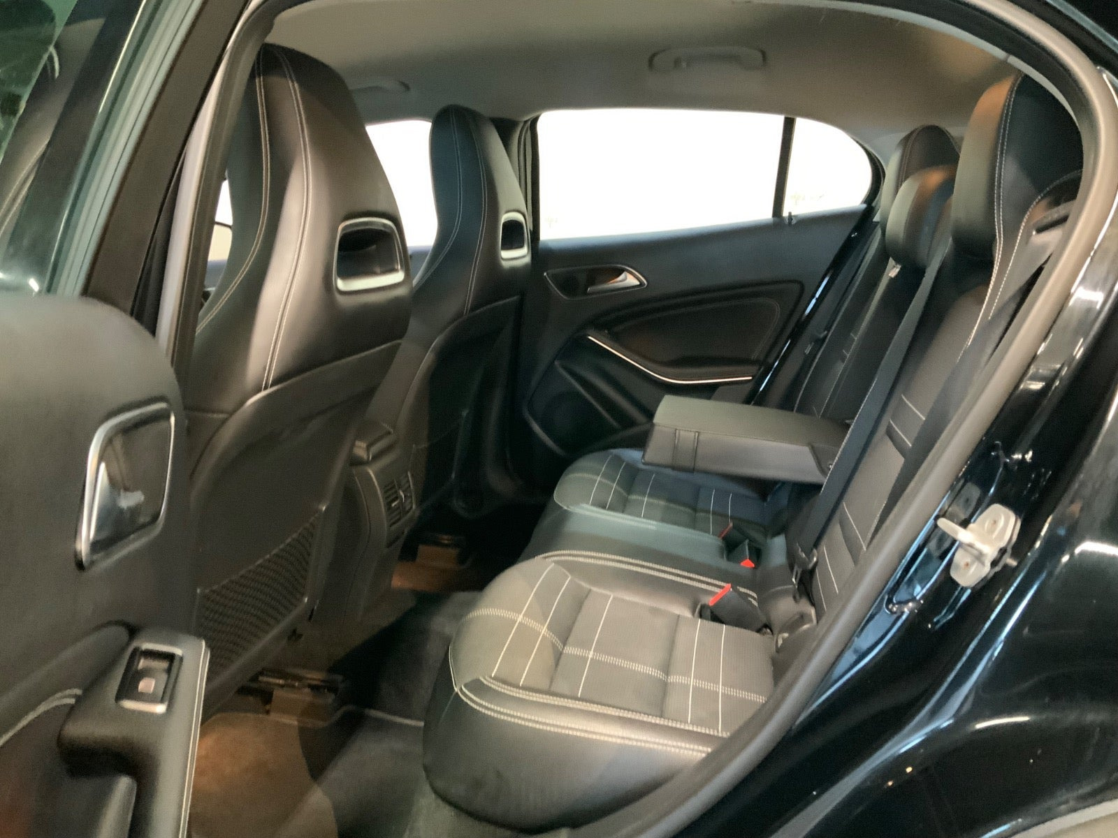 Sort Mercedes GLA220 fra 2015 set indefra