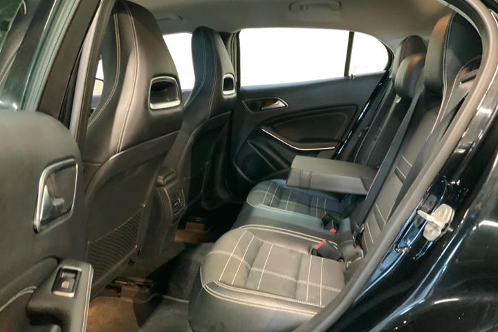 Sort Mercedes GLA220 fra 2015 set indefra