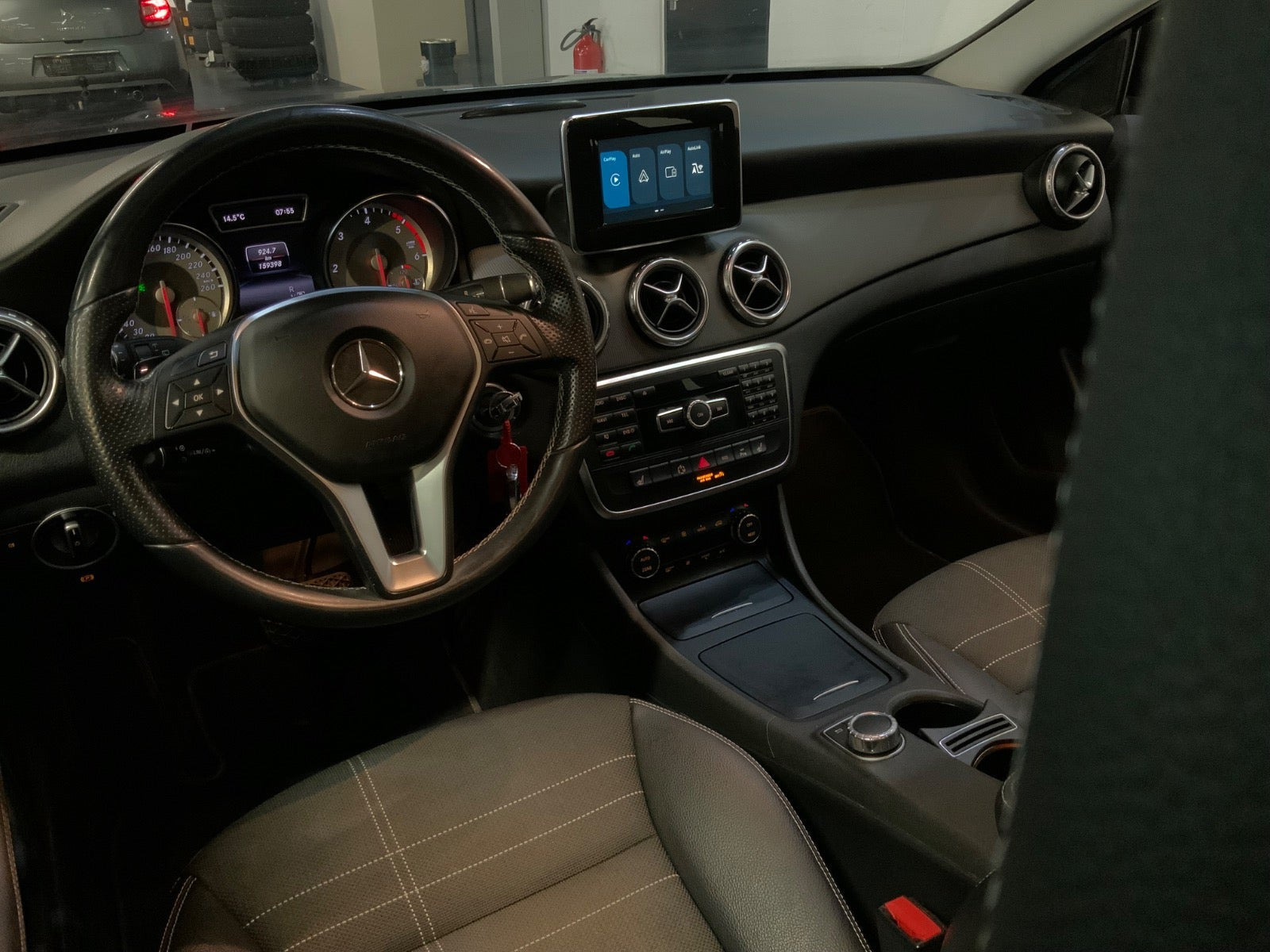 Sort Mercedes GLA220 fra 2015 set indefra