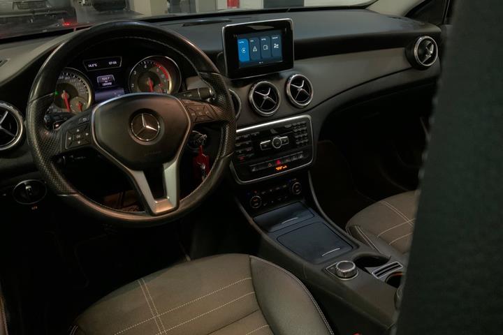 Sort Mercedes GLA220 fra 2015 set indefra