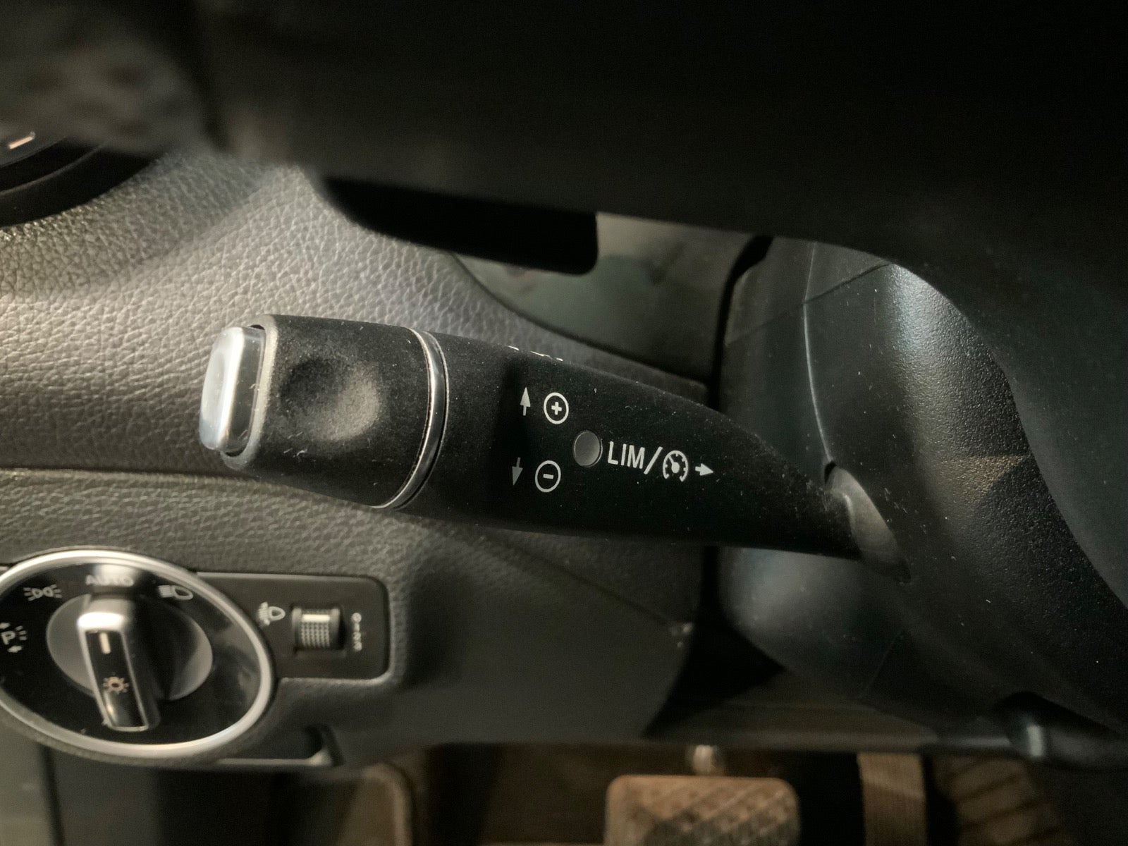 Sort Mercedes GLA220 fra 2015 set indefra
