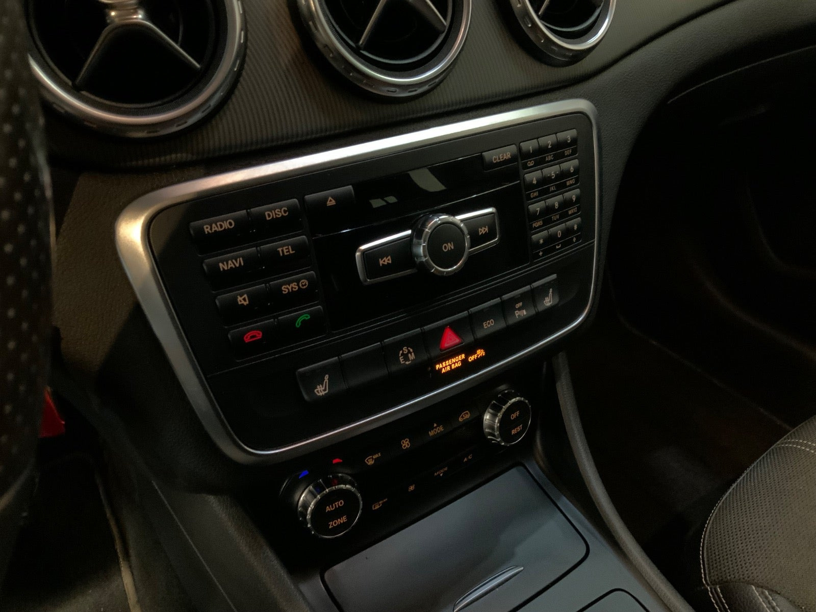 Sort Mercedes GLA220 fra 2015 set indefra