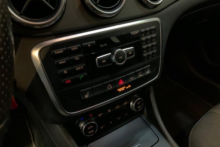 Sort Mercedes GLA220 fra 2015 set indefra