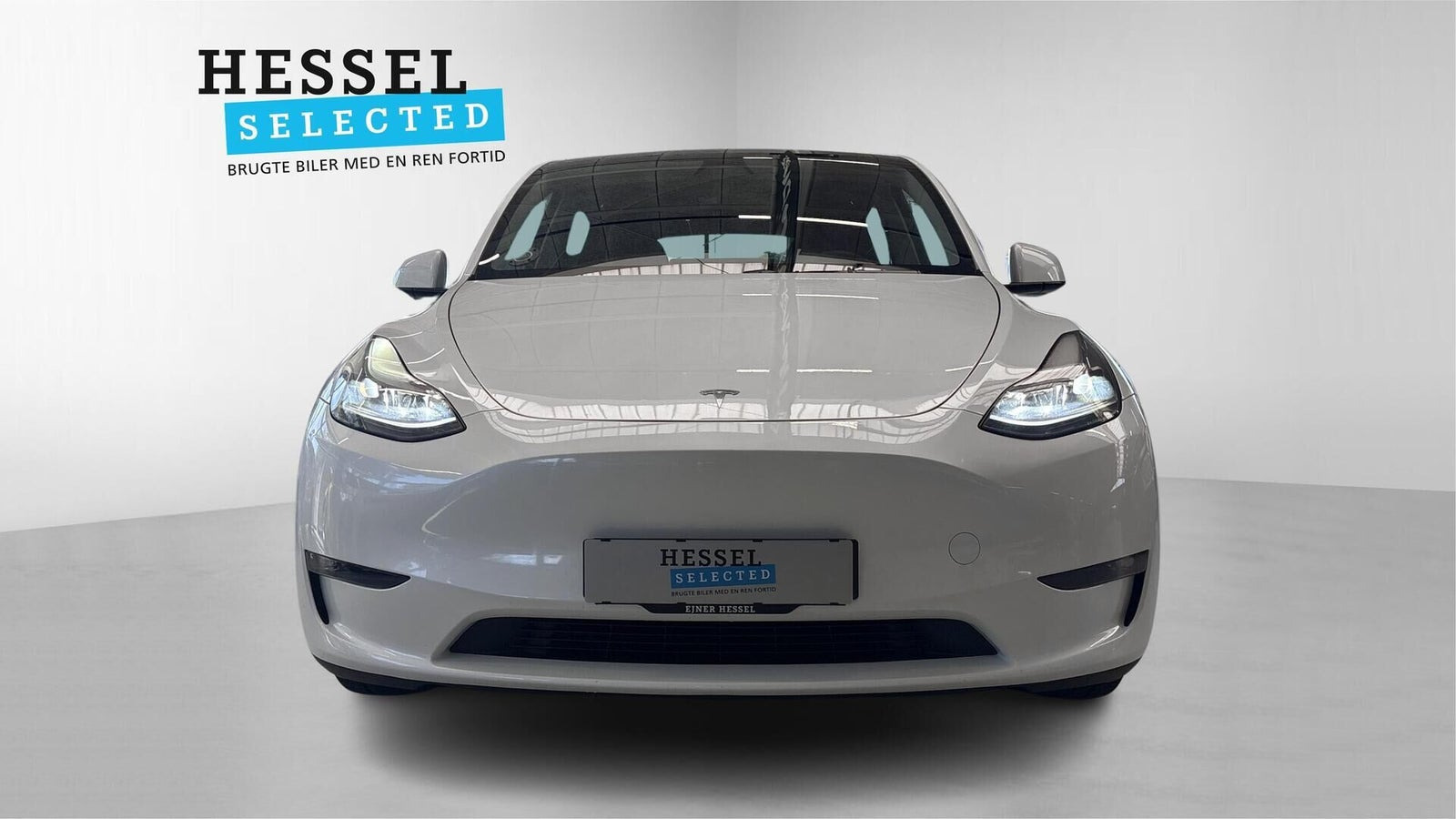 Hvid Tesla Model Y fra 2023