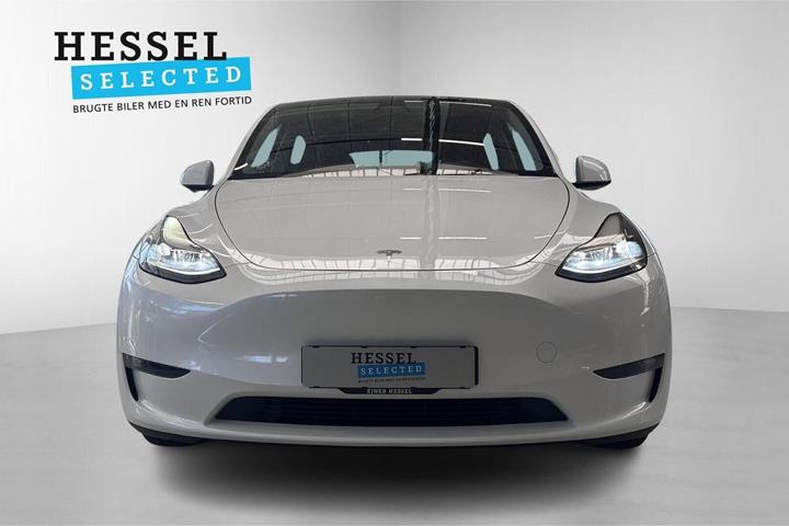 Hvid Tesla Model Y fra 2023