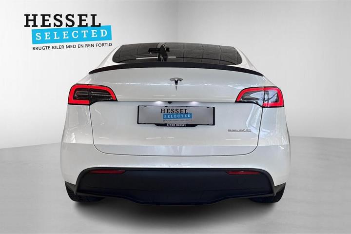 Hvid Tesla Model Y fra 2023