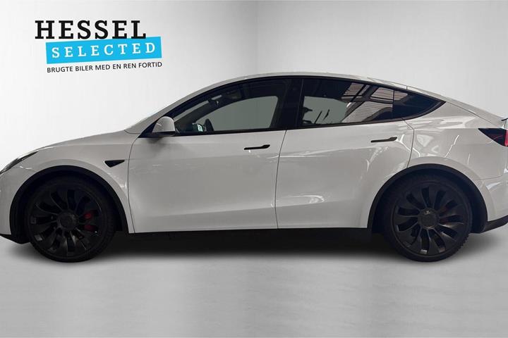 Hvid Tesla Model Y fra 2023