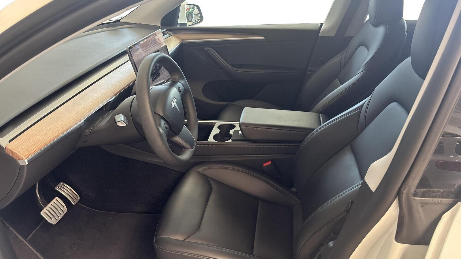 Hvid Tesla Model Y fra 2023