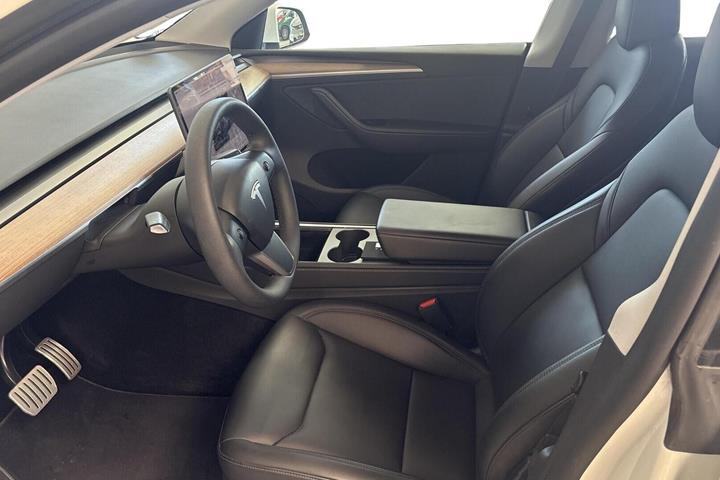 Hvid Tesla Model Y fra 2023