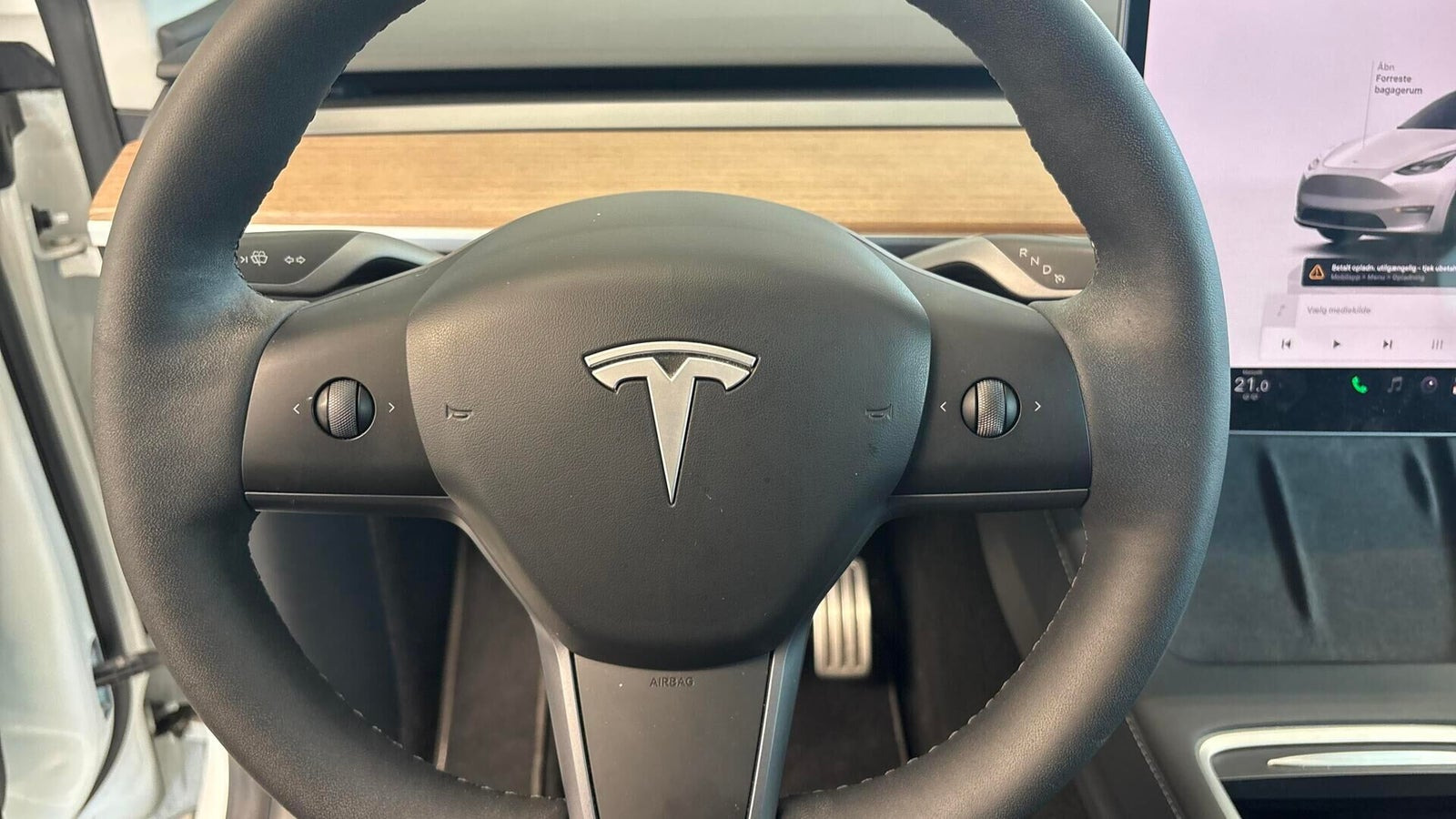 Hvid Tesla Model Y fra 2023