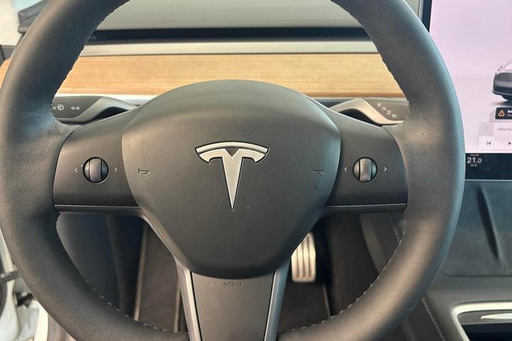 Hvid Tesla Model Y fra 2023