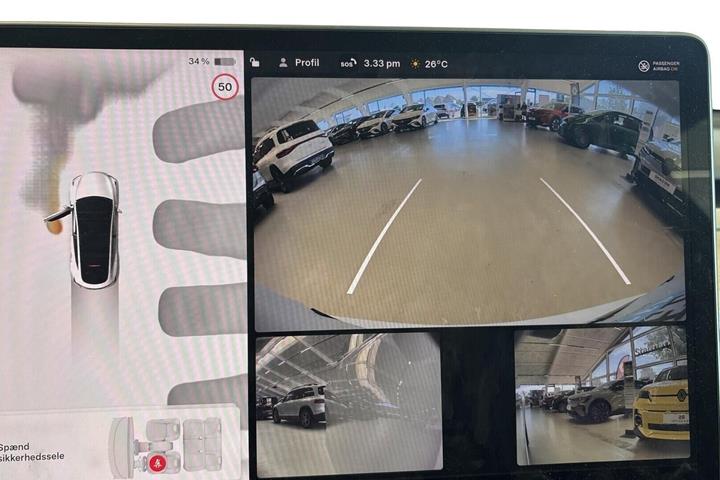 Hvid Tesla Model Y fra 2023