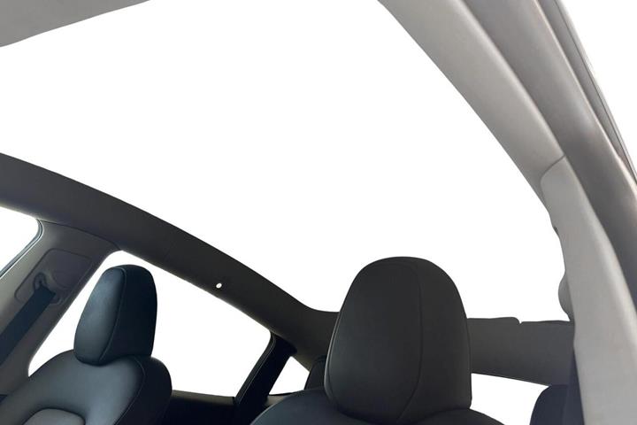 Hvid Tesla Model Y fra 2023