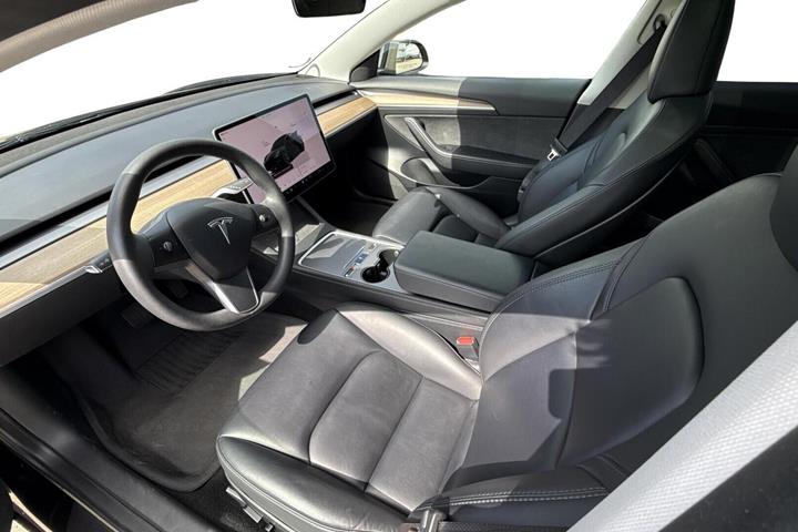 Sort Tesla Model 3 fra 2023